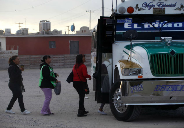 Workers of a foreign assembly plant board a bus at the housing project of Riveras del Bravo in Ciudad Juarez, Mexico November 21, 2016. Picture taken November 21, 2016. REUTERS/Jose Luis Gonzalez ORG XMIT: TBR05