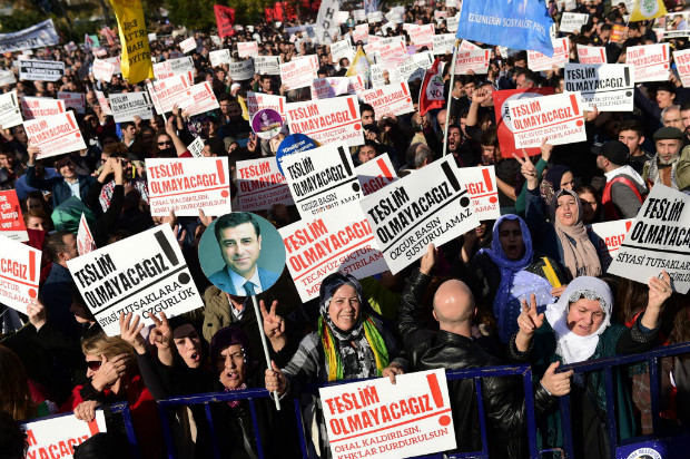 Aliados do HDP carregam cartazes com a mensagem 