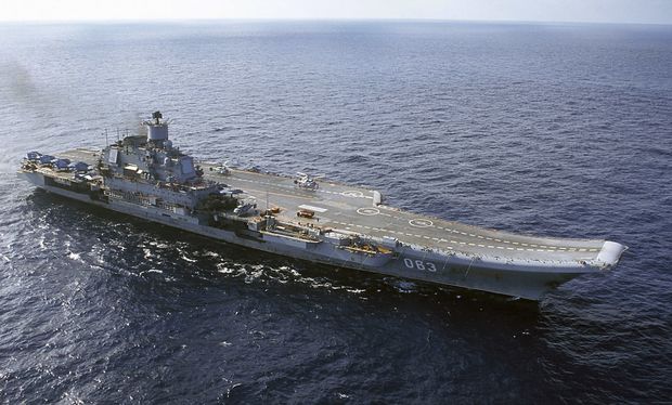 O porta-avies Almirante Kuznetsov navega no mar de Barents, na Rssia, em foto de 2004