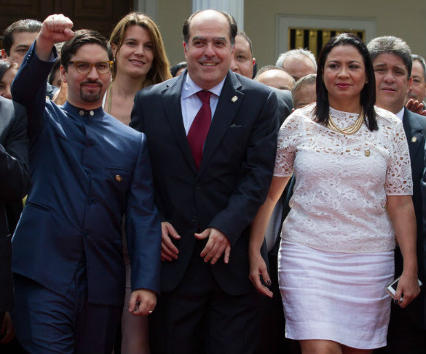 17006485 Legisladores da Venezuela declararão 'abandono de cargo' por Maduro