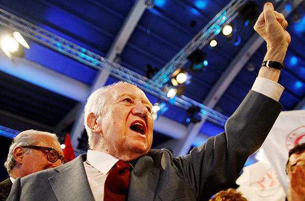 FILE PHOTO: Mario Soares, founder of Portugal's Socialist Party and former prime minister and president, waves to supporters at the end of the final rally for the EU parliament elections in Lisbon June 5, 2009. REUTERS/Jose Manuel Ribeiro/File Photo ORG XMIT: RFM05