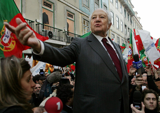 O presidente de Portugal Mrio Soares (1924-2017) discursa em comcio na campanha eleitoral de 2006