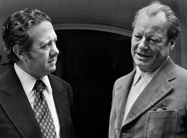 Em foto de 1975, Soares se encontra com o líder do Partido Social-Democrata alemão, Willy Brandt