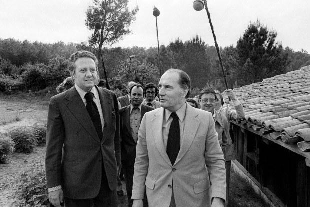 Mrio Soares visita fazenda do lder socialista francs Franois Mitterand em Latche, em maio de 1975