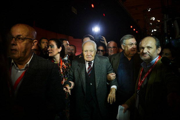 Já debilitado, Mário Soares chega ao Congresso do Partido Socialista Português, em Lisboa, em 2014