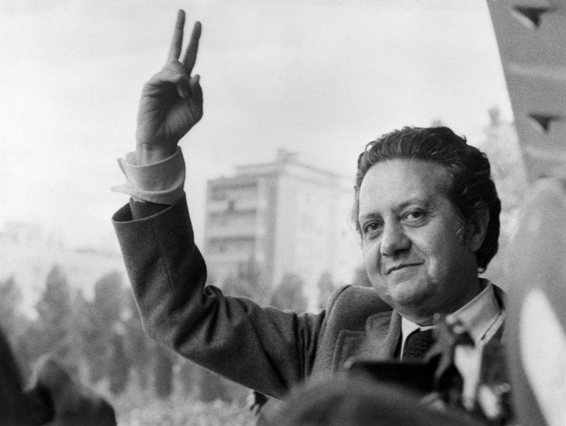 Mário Soares acena a seus seguidores em Lisboa após ser nomeado chanceler em maio de 1974
