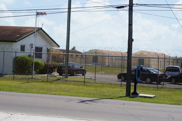 Entrada do centro de deteno Carmichael Road, em Nassau, onde brasileiros ficaram presos