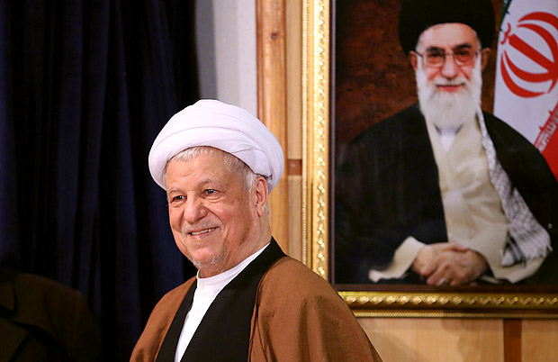 (FILES) This file photo taken on December 21, 2015 shows Iranian former president and head of the Expediency Council, Akbar Hashemi Rafsanjani arriving for a press conference after registering his candidacy for the upcoming Assembly of Experts elections at the interior ministry in Tehran. Former Iranian president Rafsanjani dead: agencies / AFP PHOTO / ATTA KENARE ORG XMIT: AK068