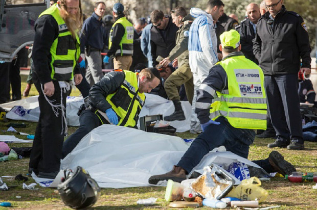 Peritos examinam corpos dos quatro mortos no ataque feito com um caminho em Jerusalm