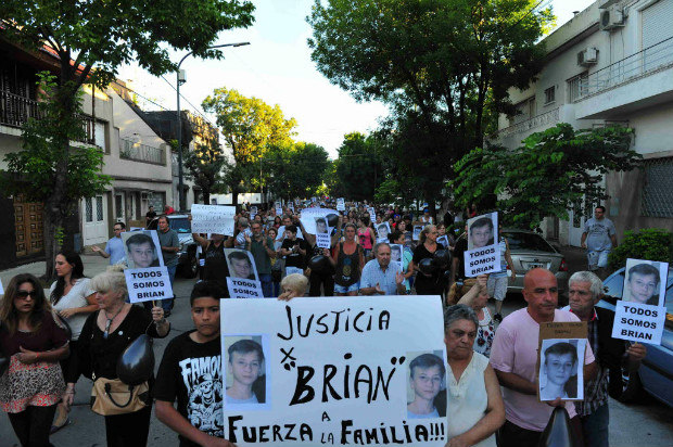 Moradores de Flores protestam por mais segurana aps a morte do adolescente Brian Aguinaco, 14