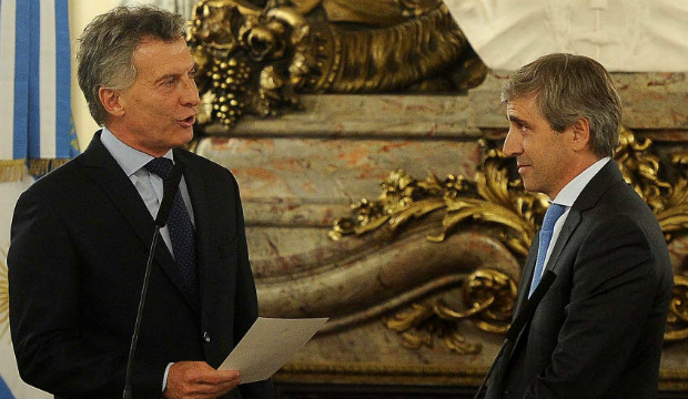 O presidente da Argentina, Mauricio Macri, empossa seu novo ministro das Finanas, Luis Caputo