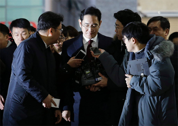 Herdeiro do grupo sul-coreano Samsung, Lee Jae-Yong chega para depoimento em Seul 