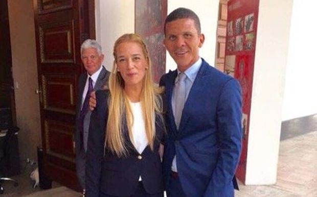O deputado Gilber Caro, preso nesta quarta (11), posa com a mulher de Leopoldo Lpez, Lilian Tintori