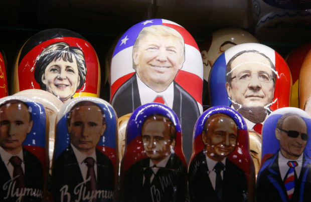 Bonecas russas pintadas com as caras de Merkel, Trump, Hollande e Putin em loja de Moscou