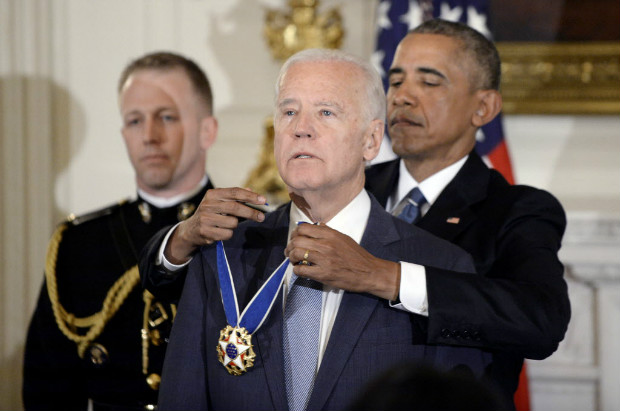 O presidente dos EUA, Barack Obama, coloca em seu vice, Joe Biden, a Medalha da Liberdade