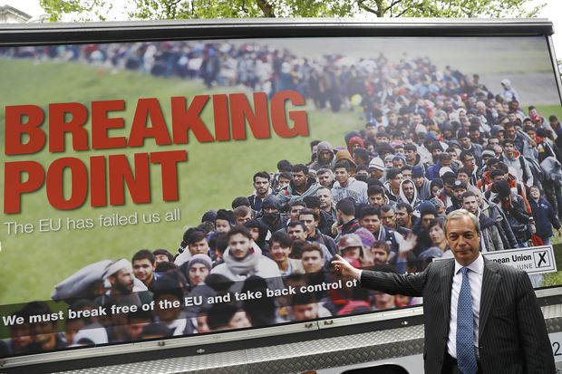 Nigel Farage, líder do partido populista britânico Ukip, indica anúncio anti-imigração e a favor do 'brexit