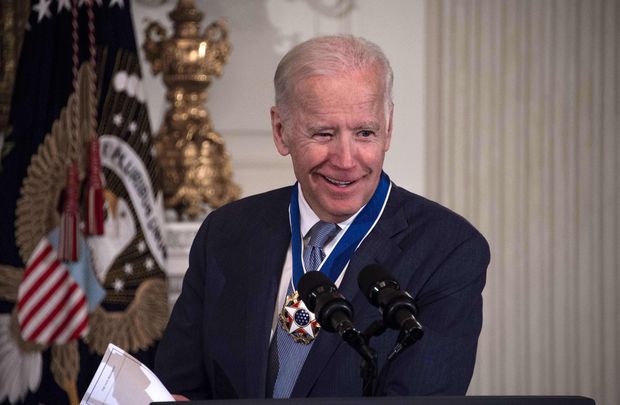 Joe Biden discursa depois de ser agraciado por Obama com a Medalha da Liberdade, na quinta-feira (12)