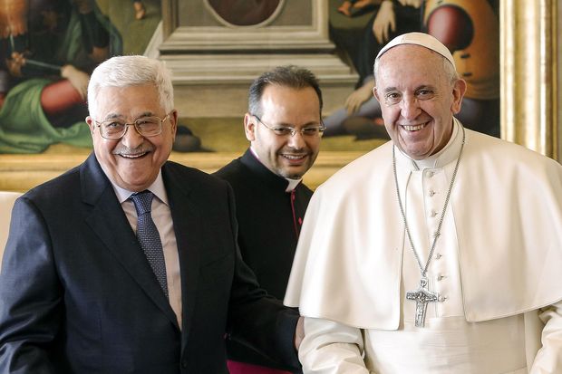 Palestinian president Mahmud Abbas (L) smiles with Pope Francis, during a private audience at the Vatican on January 14, 2017. Abbas meets Pope Francis on the eve of an international conference on Middle East peace in Paris as diplomats play down Israeli fears of a second UN Security Council resolution critical of its actions. / AFP PHOTO / POOL / Giuseppe LAMI
