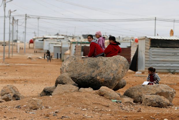 Crianas srias brincam no campo de refugiados de Zaatari, na Jordnia, o 2 maior do mundo