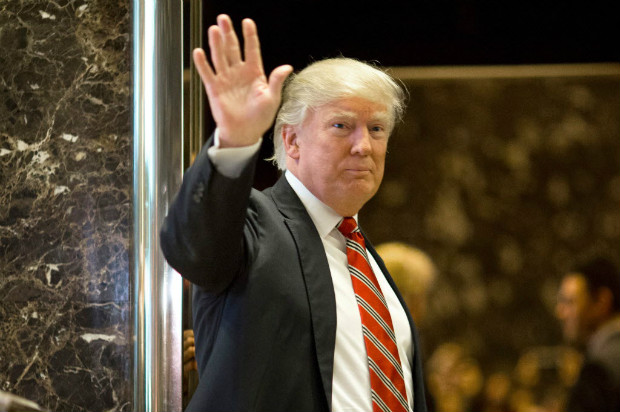 O presidente eleito dos EUA, Donald Trump, acena para a imprensa na Trump Tower nesta segunda (16), em Nova York