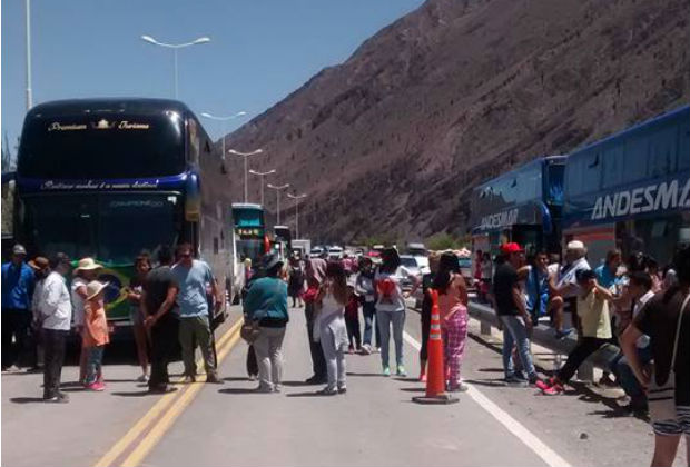 Viajantes, incluindo 58 brasileiros, encontram-se impedidos de prosseguir viagem devido a inundaes e deslizamentos de terra na rodovia 51 na provncia de Salta, na Argentina