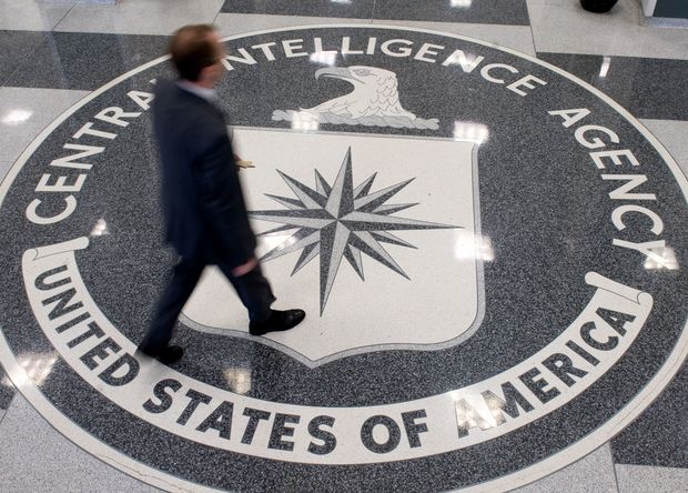 Homem atravessa saguão da sede da CIA com o símbolo da agência de inteligência dos EUA, em Langley (Virgínia)