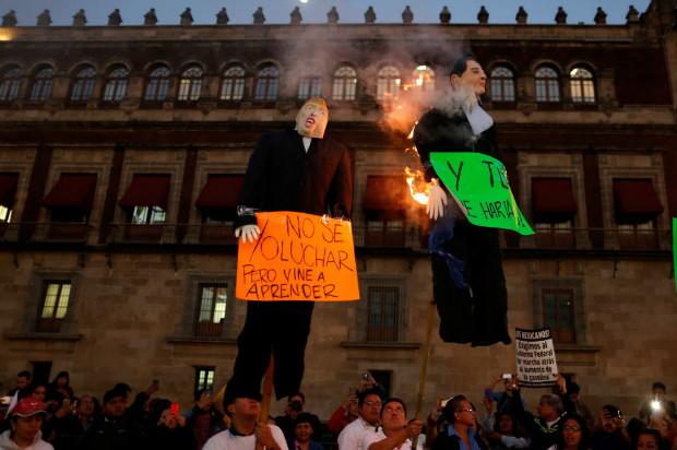 Manifestantes queimam bonecos de Donald Trump e Enrique Pea Nieto em protesto no Mxico