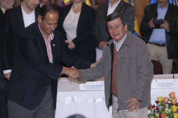 Colombian government representative Juan Camilo Restrepo (L) and Colombia's ELN guerrilla representative Pablo Beltran (R) shake hands during a press conference in the framework of the peace talks between the Colombian government and the ELN, in Quito, on January 18, 2017. Colombia announced a deal Wednesday to launch peace talks with its last active rebel group, the ELN. / AFP PHOTO / JUAN CEVALLOS ORG XMIT: 2168