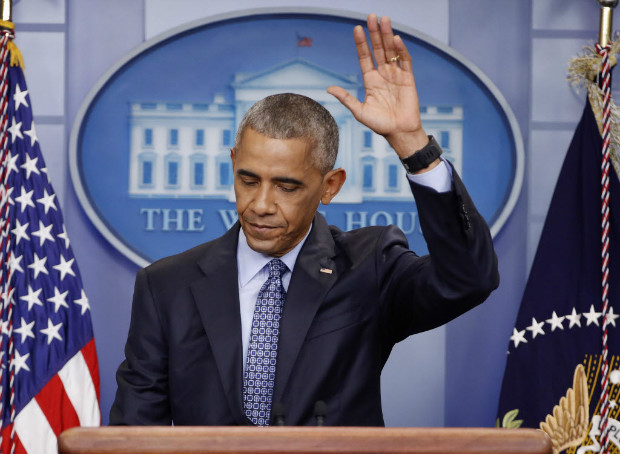 Barack Obama acena aps concluir sua ltima conferncia de imprensa na Casa Branca, Washington