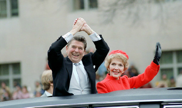 O republicano Ronald Reagan e sua mulher, Nancy, acenam durante o desfile da posse de 1981