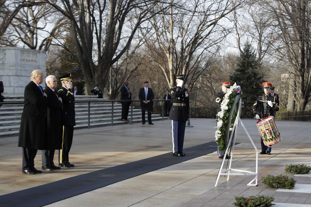 O presidente eleito, Donald Trump, e o vice eleito, Mike Pence, participam de cerimnia no cemitrio de Arlington