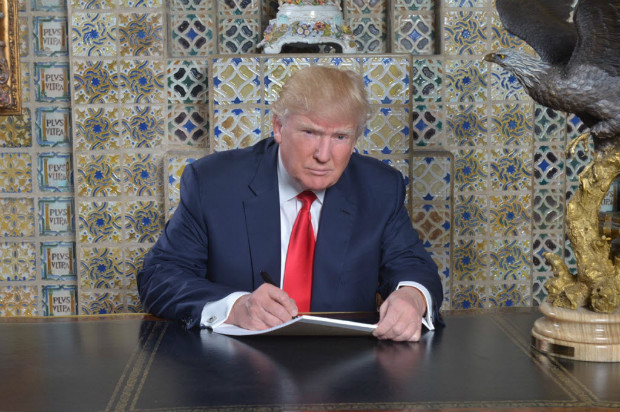 O presidente eleito dos EUA, Donald Trump, prepara seu discurso de posse em foto divulgada no Twitter