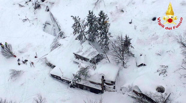Imagem area de hotel atingido por avalanche nesta quinta-feira no centro da Itlia