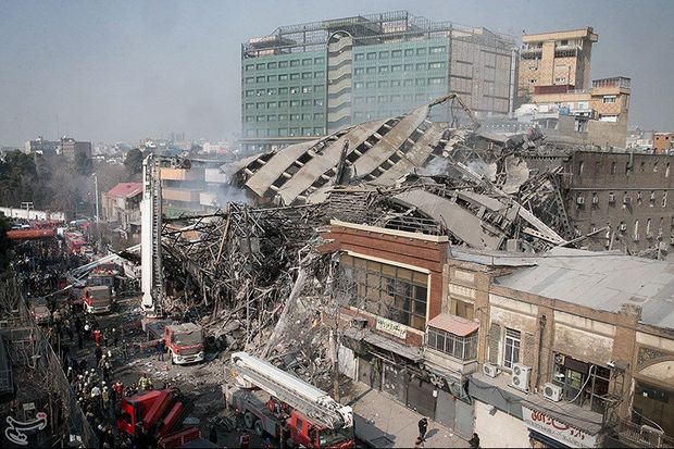 Prdio colapsa em Teer, capital do Ir, soterrando bombeiros que tentavam apagar um incndio