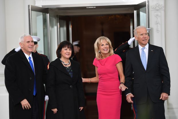 O vice-presidente, Joe Biden, e sua mulher, Jill (de rosa), recebem o vice eleito, Mike Pence, e sua mulher, Karen, na Casa Branca