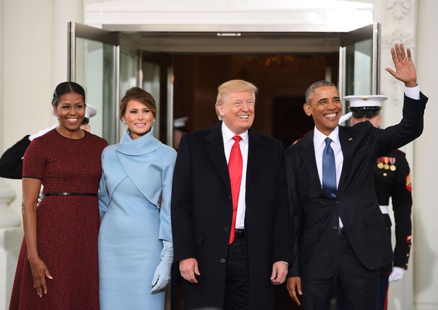 O presidente Barack Obama e a primeira-dama Michelle recebem Trump e Melania na Casa Branca nesta sexta