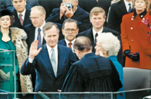 O presidente George H W. Bush faz juramento ao lado da primeira-dama, Barbara, na posse em 1989