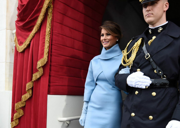 A primeira-dama Melania Trump é conduzida para a cerimônia de posse do marido em Washington