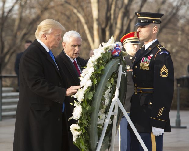 ARLINGTON, enero 19, 2017 (Xinhua) -- El presidente electo estadounidense, Donald Trump (i) y el vicepresidente electo, Mike Pence (2-i), colocan un arreglo floral en el Cementerio Nacional de Arlington, en Arlington, estado de Virginia, Estados Unidos de Amrica, el 19 de enero de 2017. Estados Unidos de Amrica realizar el viernes la toma de posesin presidencial en la que Donald Trump prestar juramento como el presidente nmero 45 del pas.