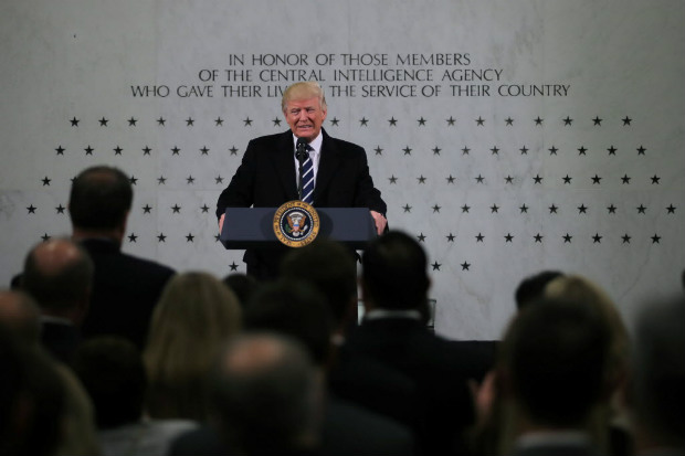 Donald Trump discursa em frente a mural em homenagem a agentes da CIA mortos em servio