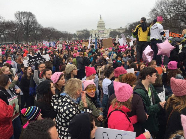 Manifestantes chegam para a Marcha das Mulheres, no National Mall, em Washington