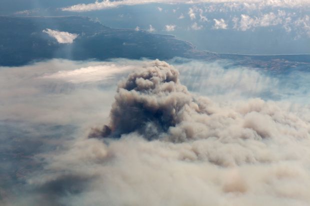 Fumaa dos incndios florestais no sul do Chile  vista na cidade de Pumanque, regio de O'Higgins