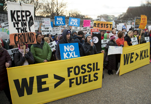 Manifestantes protestam em Washington aps a deciso de Trump de permitir construo de oleodutos