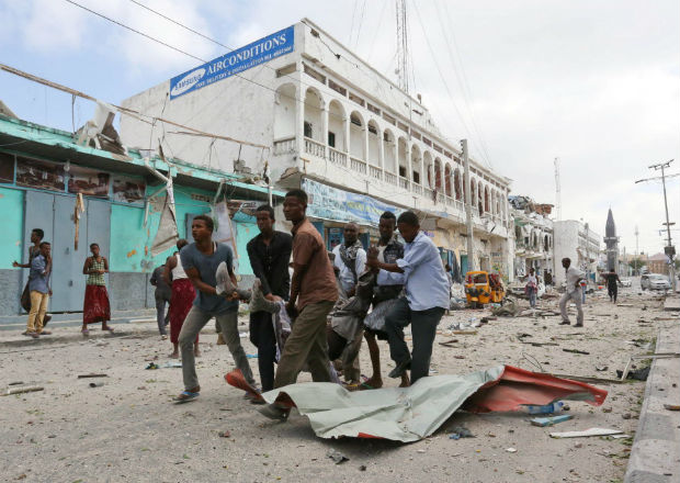 ATTENTION EDITORS - VISUALS COVERAGE OF SCENES OF DEATH OR INJURY - Rescuers carry an unidentified injured man from the scene of an explosion in front of Dayah hotel in Somalia's capital Mogadishu, January 25, 2017. REUTERS/Feisal Omar ORG XMIT: GGGAFR105