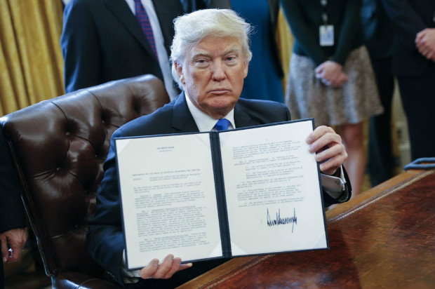 O presidente dos EUA, Donald Trump, assina um dos decretos para retomar as obras de um oleoduto