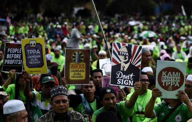 Manifestantes protestam contra a Parceria Transpacfico em Kuala Lumpur, na Malsia, em 2016