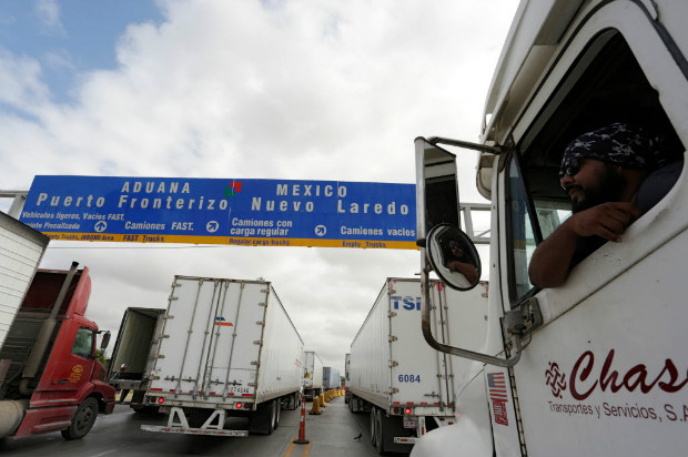Caminhoneiros mexicanos esperam na fila para poder cruzar a fronteira com Nuevo Laredo, nos EUA