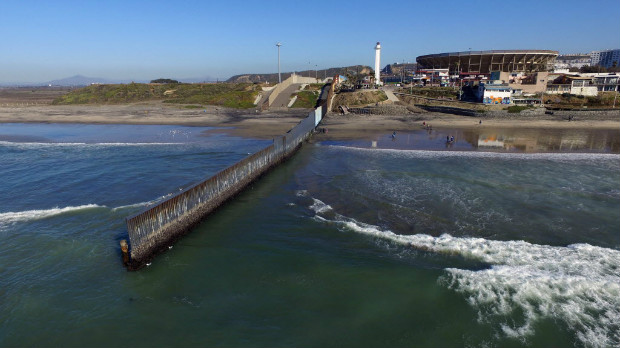 Muro que avana pelo mar entre as cidades de Tijuana, no Mxico, e San Diego, nos EUA