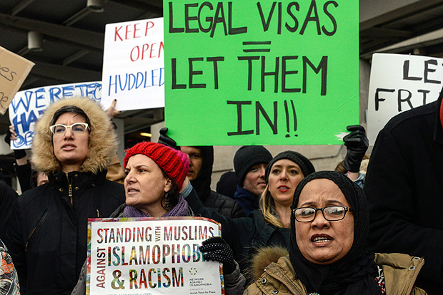 Manifestantes protestam contra a restri��o � entrada de refugiados e mu�ulmanos nos EUA 