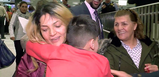 Me abraa filho de cinco anos aps ele ser liberado pelas autoridades no aeroporto de Washington